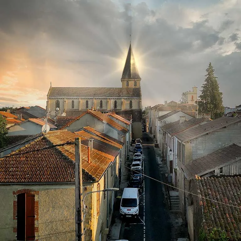 L’Église Saint Christophe est au cœur de cette place, à proximité de la Mairie.
Photo Thaïs