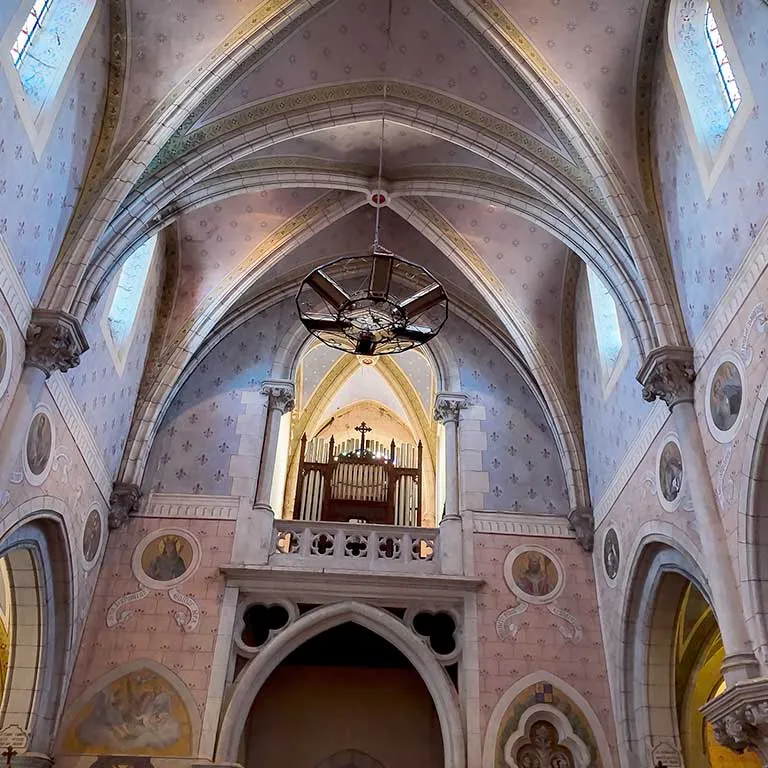 La tribune éclairée par un superbe oculus (ouverture ronde) porte les orgues.
Photo Thaïs