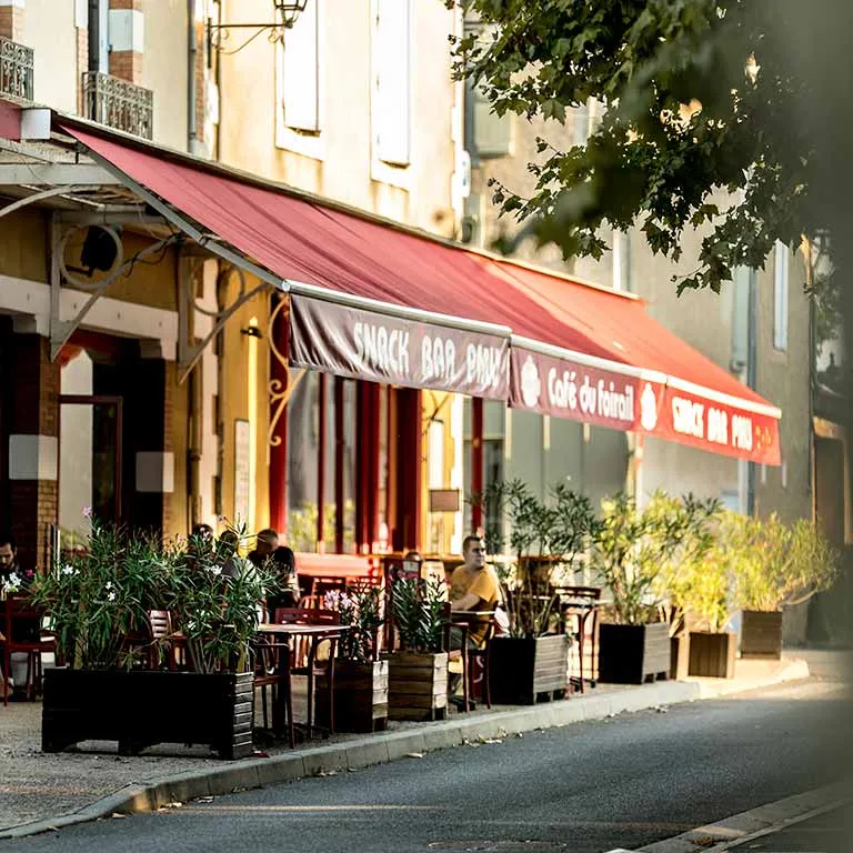 Le café du Foirail, place du Foirail, que vous ne pourrez pas manquer, c’est le lieu au charme désuet et à l’ambiance authentique pour aller à la rencontre des Massylvains. Ilsse retrouvent à toute heure de la journée, et particulièrement les jours de marché. Et si vous levez la tête, vous apercevrez les vestiges des remparts de notre Bastide fortifiée.