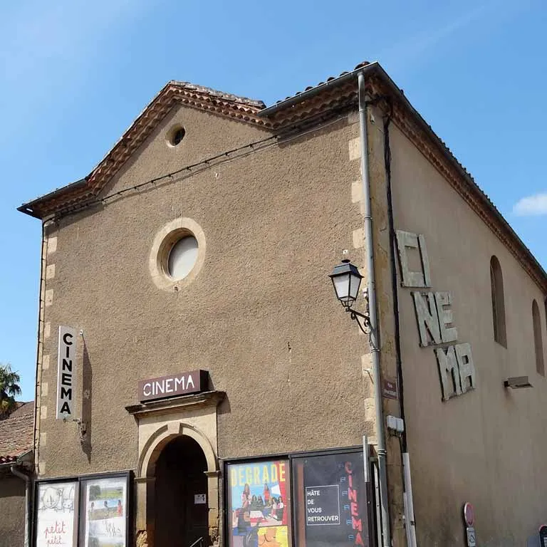 La salle de cinéma Marie Vermillard, originale car aménagée dans l’ancien Couvent de la ville, avec une programmation riche pour tous les publics.