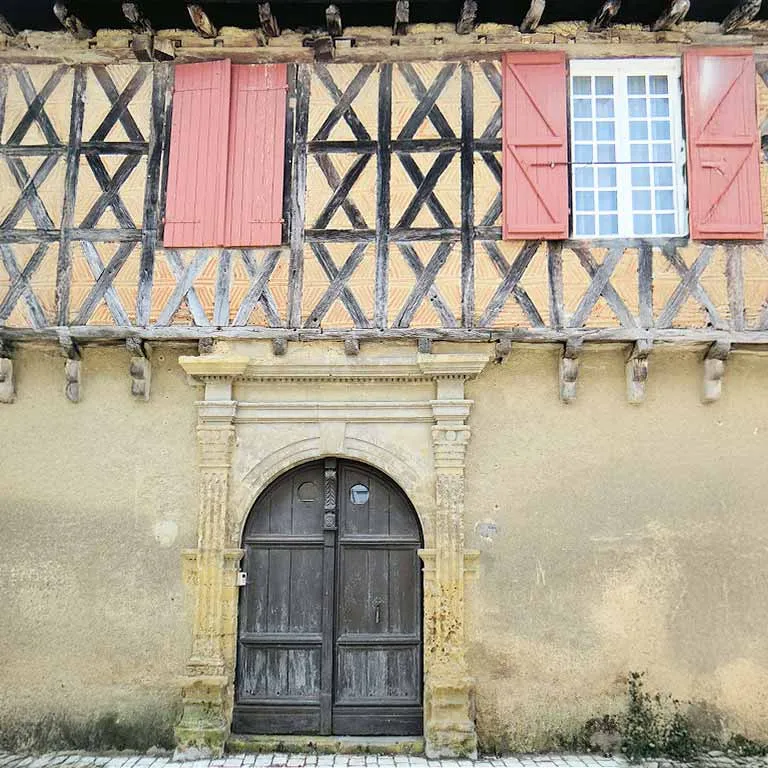 La maison à colombages située à l’angle de la rue du Commerce et de l’impasse du Couvent. Datant du XVIème siècle, cette maison est inscrite au Monuments historiques, et est un vrai concentré du bâti local. Remarquez le mélange de matériaux qui la rendent unique : pierre au rez-de-chaussée, puis torchis et colombage en chêne, briques plate et mirande.