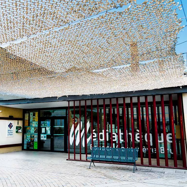 La médiathèque, et l’office du tourisme attenantes : des bâtiments modernes qui reflètent le dynamisme de la commune pour ses habitants et ses visiteurs.
