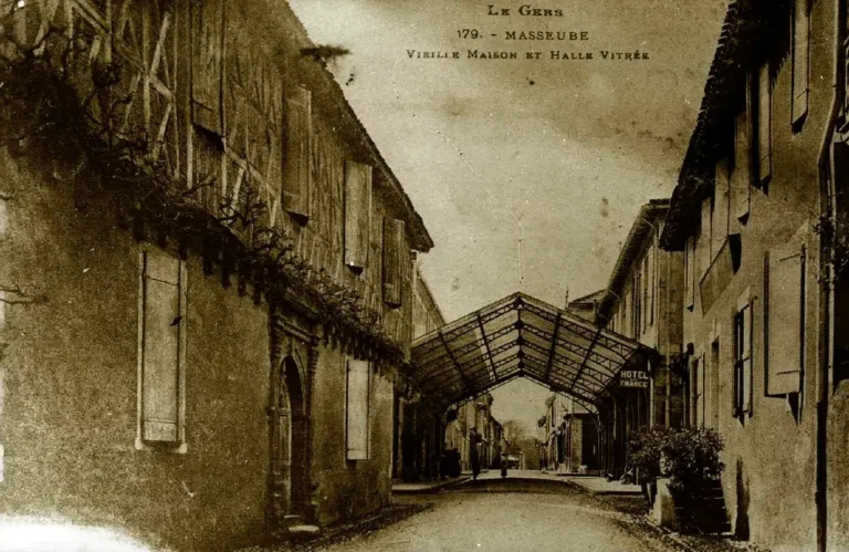 Photo ancienne de  la maison à colombage  rue du commerce et de la halle vitrée (au niveau de l'actuelle mairie) à  Masseube